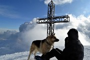 48 Pranzetto al sacco sulla neve alla croce di vetta del Grem (2049 m)
